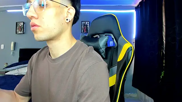 Snapshot of alexgiraldo__ chatting on 09-12-25, 12:49 alexgiraldo online show from 09-12-25, 12:49