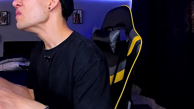 Snapshot of alexgiraldo__ chatting on 09-13-25, 01:44 alexgiraldo online show from 09-13-25, 01:44