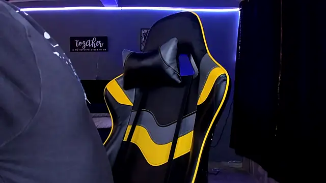 Snapshot of alexgiraldo__ chatting on 09-17-25, 11:56 alexgiraldo online show from 09-17-25, 11:56