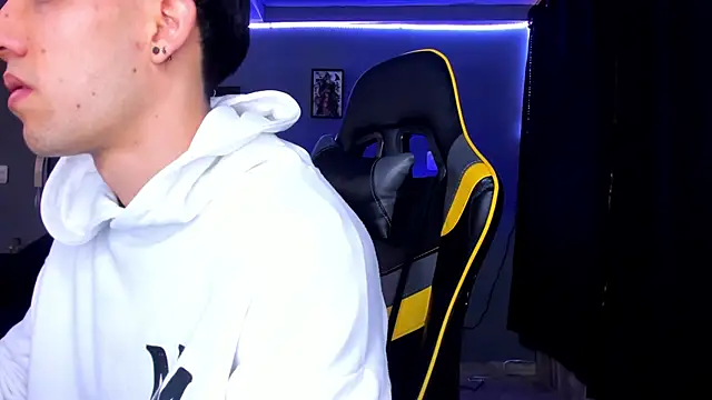 Snapshot of alexgiraldo__ chatting on 09-18-25, 12:07 alexgiraldo online show from 09-18-25, 12:07