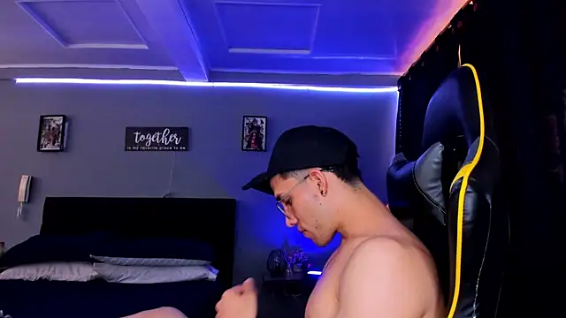 Snapshot of alexgiraldo__ chatting on 09-19-25, 02:40 alexgiraldo online show from 09-19-25, 02:40