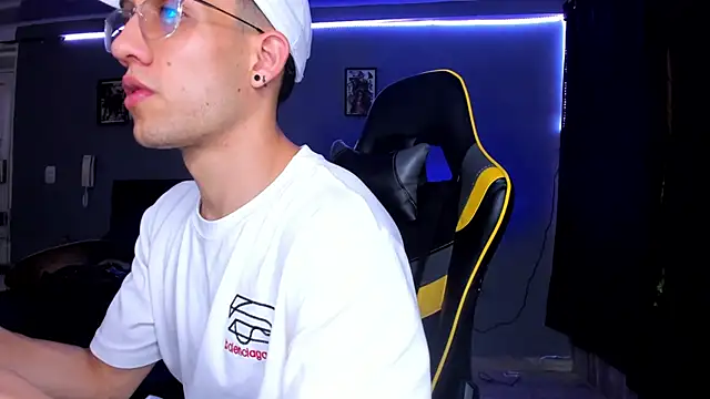 Snapshot of alexgiraldo__ chatting on 09-27-25, 08:47 alexgiraldo online show from 09-27-25, 08:47