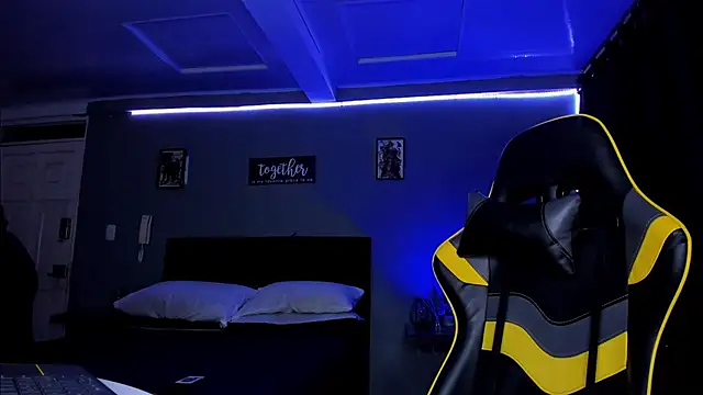 Snapshot of alexgiraldo__ chatting on 10-13-25, 10:37 alexgiraldo online show from 10-13-25, 10:37