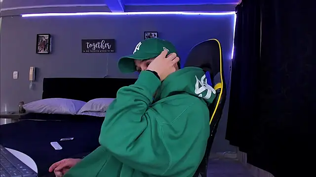 Snapshot of alexgiraldo__ chatting on 10-15-25, 12:49 alexgiraldo online show from 10-15-25, 12:49