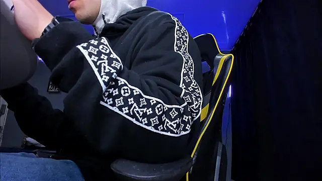 Snapshot of alexgiraldo__ chatting on 10-16-25, 11:00 alexgiraldo online show from 10-16-25, 11:00