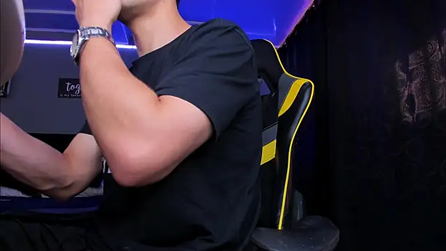 Snapshot of alexgiraldo__ chatting on 10-21-25, 02:29 alexgiraldo online show from 10-21-25, 02:29