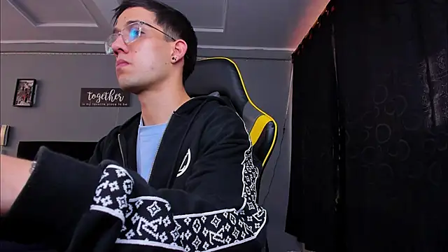 Snapshot of alexgiraldo__ chatting on 10-25-25, 12:13 alexgiraldo online show from 10-25-25, 12:13