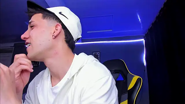 Snapshot of alexgiraldo__ chatting on 11-06-25, 12:06 alexgiraldo online show from 11-06-25, 12:06