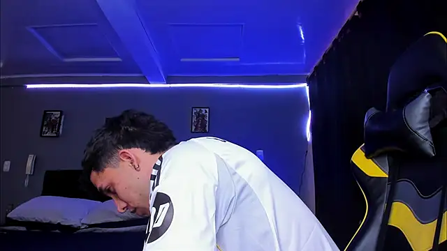 Snapshot of alexgiraldo__ chatting on 11-13-25, 03:55 alexgiraldo online show from 11-13-25, 03:55