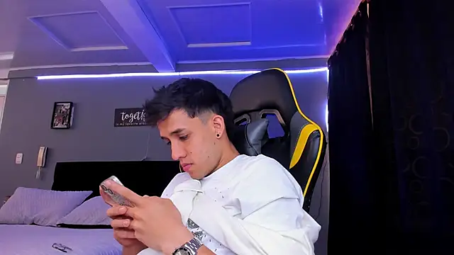 Snapshot of alexgiraldo__ chatting on 11-29-25, 01:36 alexgiraldo online show from 11-29-25, 01:36