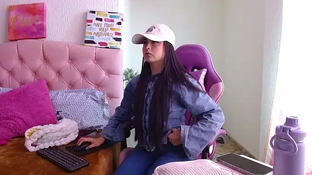 Snapshot of Emma-Flowers chatting on 09-27-25, 06:57 Emma-Flowers online show from 09-27-25, 06:57