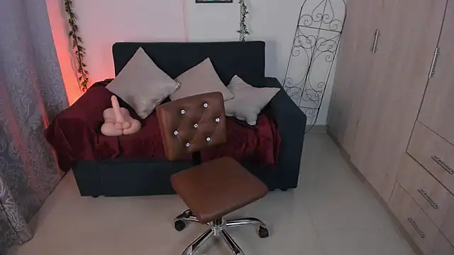 Snapshot of mishelkrave_ chatting on 10-10-25, 12:20 mishelkrave  online show from 10-10-25, 12:20