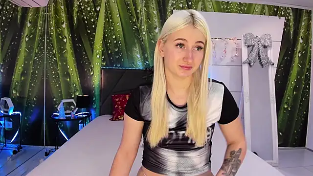 HollyTailors online show from 12-16-25, 06:29