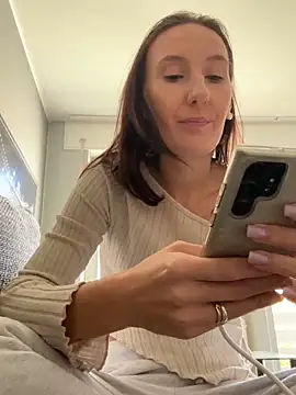 Emilia Mausi online show from 10-30-25, 11:22