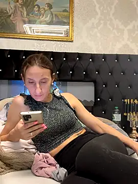 Emilia Mausi online show from 11-17-25, 06:24