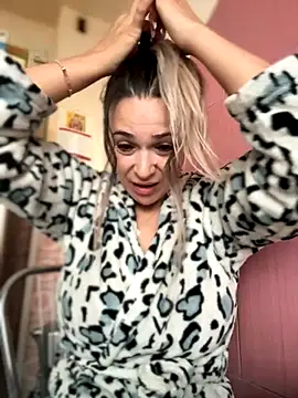 iSelena online show from 09-25-25, 04:38