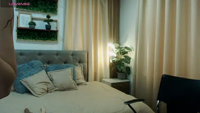 Snapshot of zohet_kriss chatting on 10-21-25, 02:40 zohet kriss online show from 10-21-25, 02:40