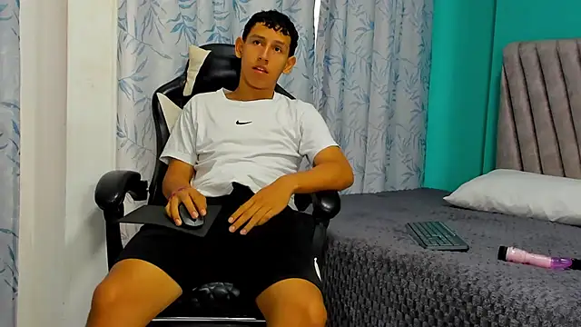Snapshot of Felipe_Gonzales chatting on 09-23-25, 12:41 Felipe Gonzales online show from 09-23-25, 12:41