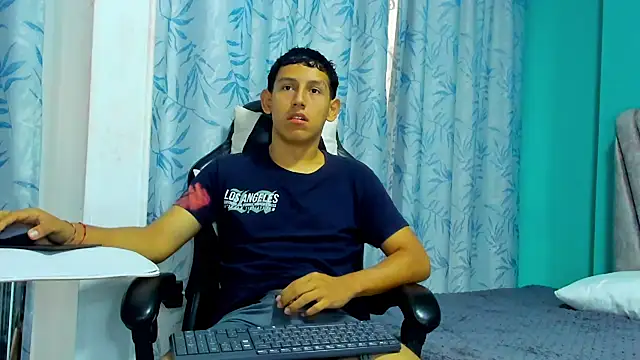 Snapshot of Felipe_Gonzales chatting on 09-28-25, 12:43 Felipe Gonzales online show from 09-28-25, 12:43