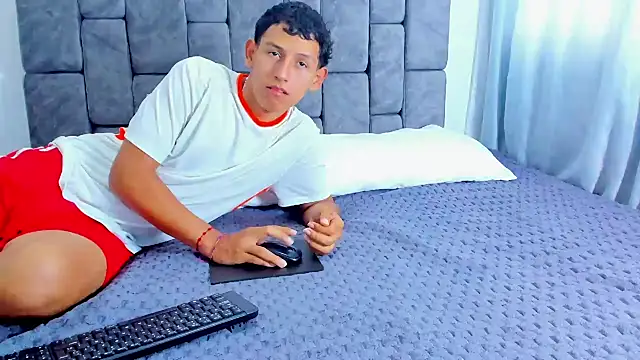 Snapshot of Felipe_Gonzales chatting on 10-12-25, 12:37 Felipe Gonzales online show from 10-12-25, 12:37