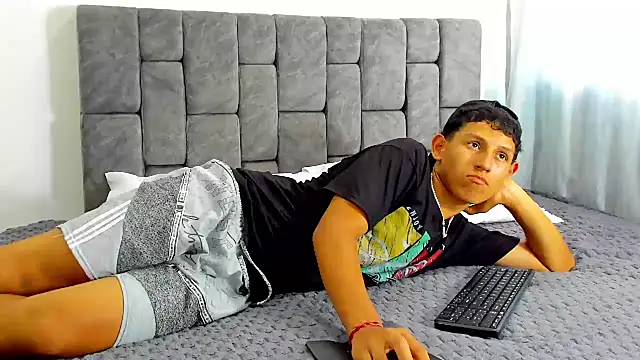 Snapshot of Felipe_Gonzales chatting on 10-15-25, 07:25 Felipe Gonzales online show from 10-15-25, 07:25