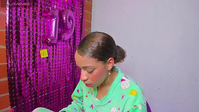 Snapshot of yumi_hanna chatting on 09-23-25, 01:52 yumi hanna online show from 09-23-25, 01:52