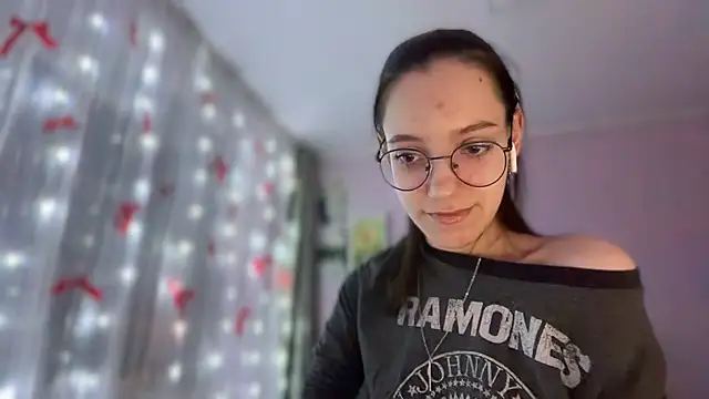 Snapshot of Vietero chatting on 03-31-26, 10:21 Vietero online show from 03-31-26, 10:21