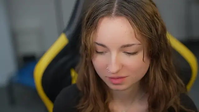 Snapshot of Adele_beauty chatting on 03-31-26, 11:32 Adele beauty online show from 03-31-26, 11:32