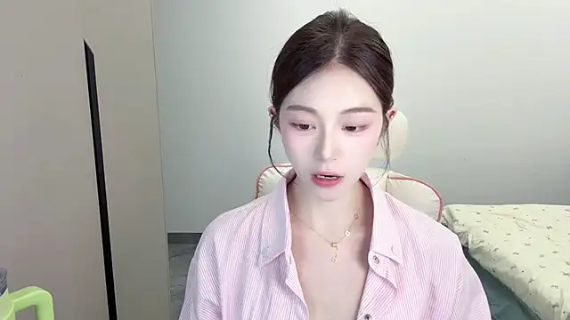 Snapshot of Cookie-oo chatting on 10-08-25, 12:14 Cookie-oo online show from 10-08-25, 12:14