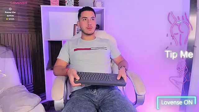 Axel grey  online show from 11-18-25, 12:42