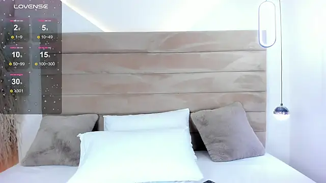 CarolineLee  online show from 10-04-25, 11:03