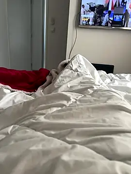 Snapshot of LesAmantsAE2 chatting on 10-16-25, 06:47 LesAmantsAE2 online show from 10-16-25, 06:47