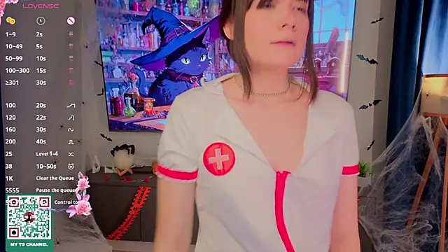 Honeey Beee online show from 10-31-25, 07:48