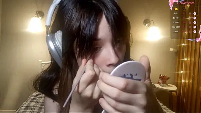 Honeey Beee online show from 12-19-25, 05:20