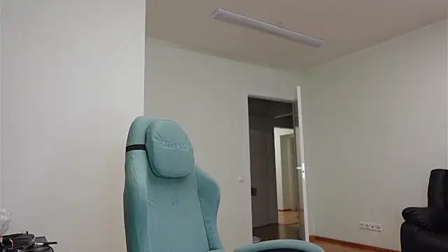 Laura Chaplin online show from 10-27-25, 05:50