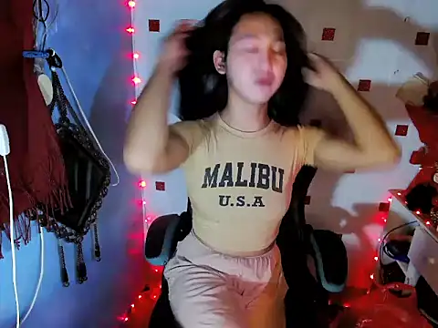 Snapshot of Nathalie_Smith19 chatting on 09-19-25, 12:02 Nathalie Smith19 online show from 09-19-25, 12:02