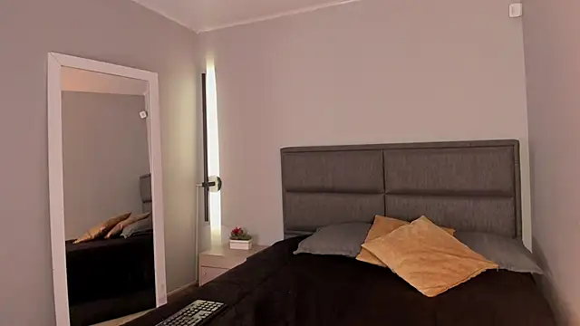 Emma  clark  online show from 04-10-26, 12:54