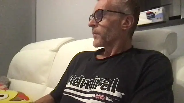 Snapshot of Axl_hot chatting on 09-11-25, 07:58 Axl hot online show from 09-11-25, 07:58