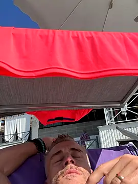 Snapshot of Axl_hot chatting on 09-19-25, 12:17 Axl hot online show from 09-19-25, 12:17