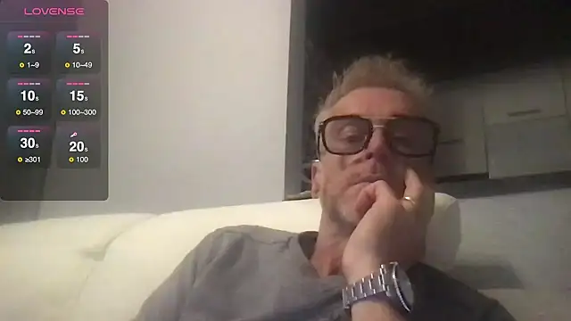 Snapshot of Axl_hot chatting on 10-11-25, 07:56 Axl hot online show from 10-11-25, 07:56