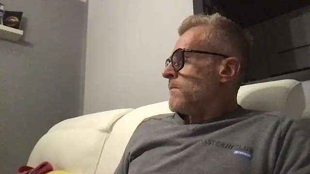 Snapshot of Axl_hot chatting on 11-04-25, 05:23 Axl hot online show from 11-04-25, 05:23