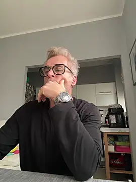 Axl hot online show from 03-02-26, 08:32