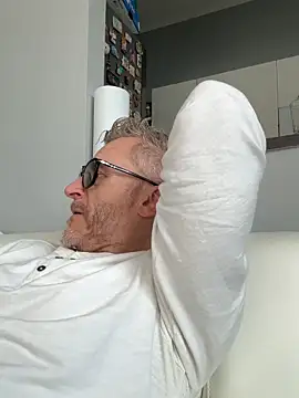 Axl hot online show from 03-21-26, 01:37