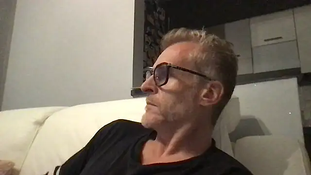 Axl hot online show from 06-08-26, 07:47
