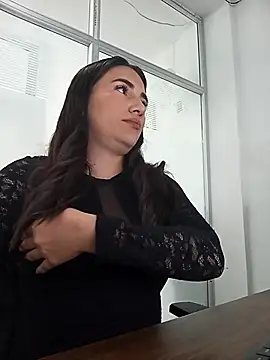 Snapshot of xxx_Alice_ chatting on 10-12-25, 12:04 xxx Alice  online show from 10-12-25, 12:04