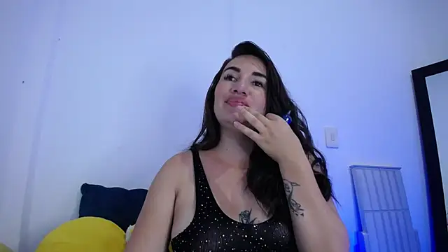 Snapshot of xxx_Alice_ chatting on 10-18-25, 10:32 xxx Alice  online show from 10-18-25, 10:32