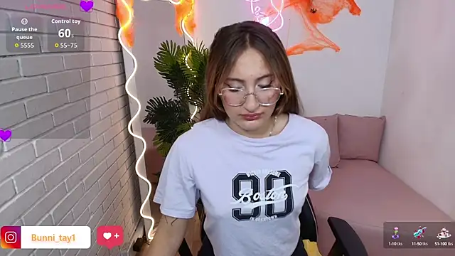 Snapshot of Bunni_tay chatting on 10-11-25, 11:31 Bunni tay online show from 10-11-25, 11:31
