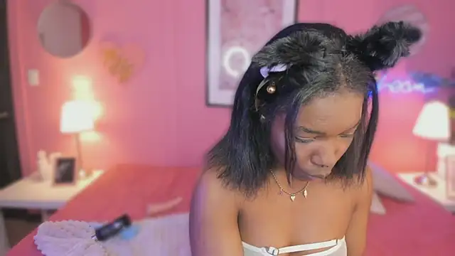 Snapshot of Annia_DH chatting on 09-19-25, 08:42 Annia DH online show from 09-19-25, 08:42