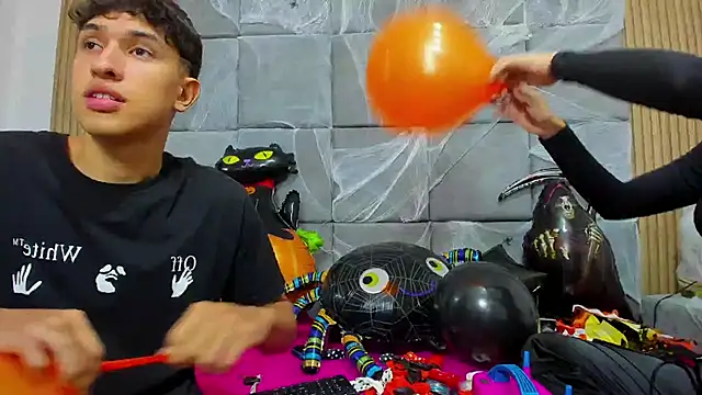 ChanellandMax online show from 10-22-25, 01:11