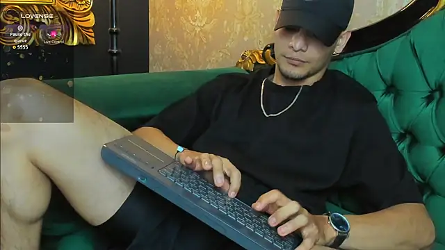 AlessandroKiing online show from 07-14-26, 08:03